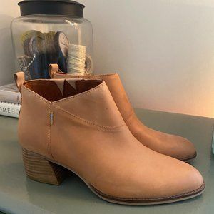 NWT! TOMS Leilani Honey Leather Boots (Size 8)